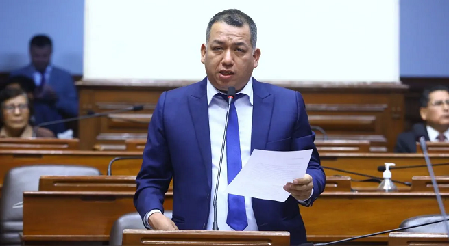 Congresistas piden que se acelere investigación contra Darwin Espinoza tras denuncia de Punto Final