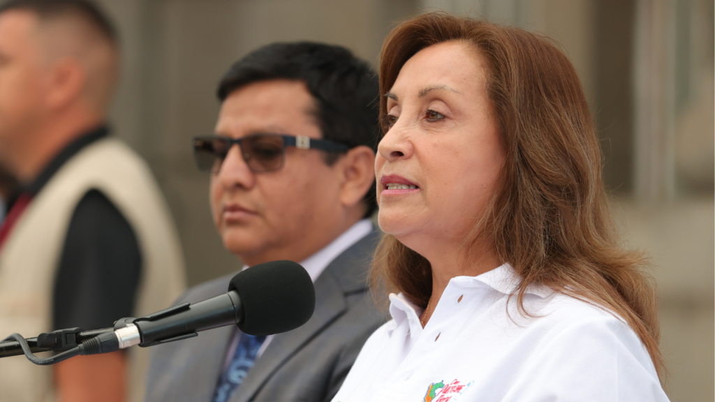 Abuchean a presidenta Dina Boluarte y ella responde: “Los gritos, odios a la patria, no nos van a detener”