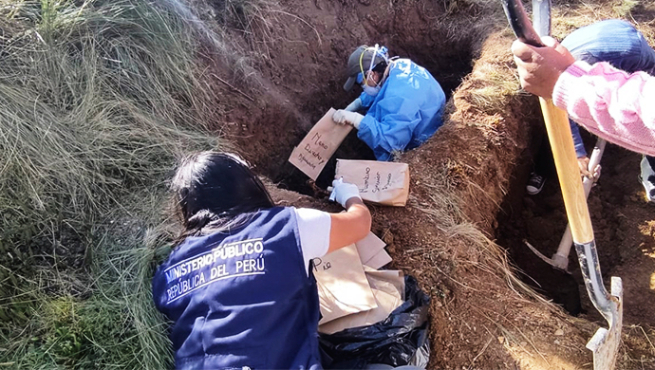 Fiscalía Especializada en Derechos Humanos recupera los restos de 11 personas en Putis, Ayacucho