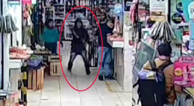 Atacan a balazos a vendedor de pollos en medio de mercado lleno de clientes