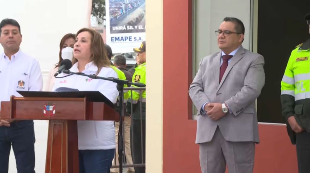 Dina Boluarte abraza y respalda al ministro Santiváñez: “Gracias por su firmeza contra la delincuencia”