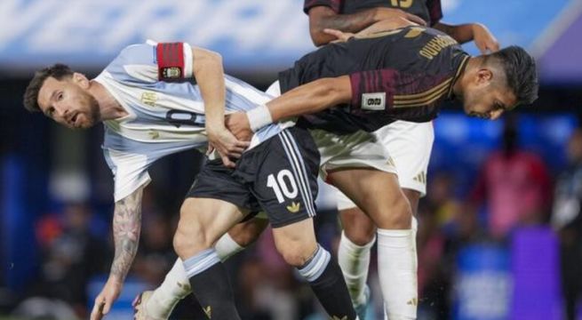 Messi llama “bobo” a Zambrano durante el Agentina vs. Perú | VIDEO