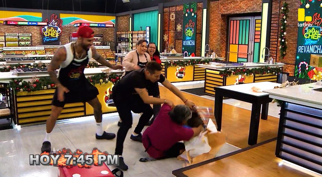 El Gran Chef Famosos EN VIVO: ¡Los participantes PELEAN por sus regalos navideños!