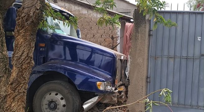 Tráiler impacta y destruye parte de una casa en Huancayo