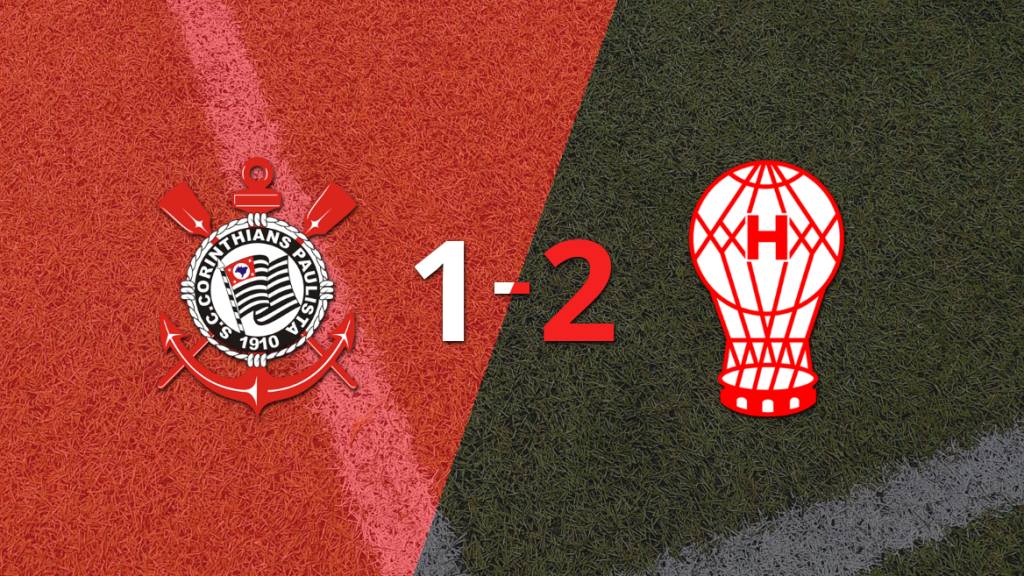 Leonardo Sequeira ayudó con doblete a Huracán en victoria frente a Corinthians