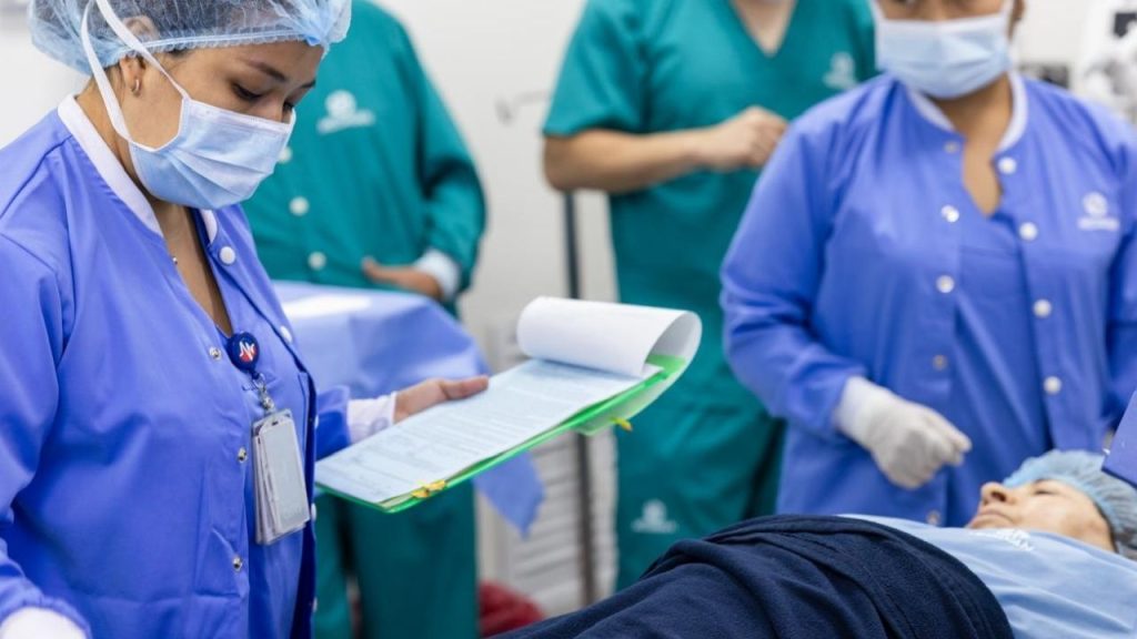 Realizan primera cirugía ambulatoria de prótesis total de rodilla