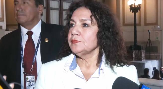 María Acuña asegura tener copias de sus tesis perdidas