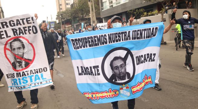 Hinchas de Sporting Cristal realizan violentas protestas fuera de las oficinas de Joel Raffo | VIDEO