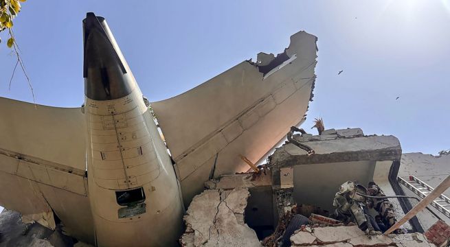Encontraron 204 cadáveres tras el accidente de un avión en India