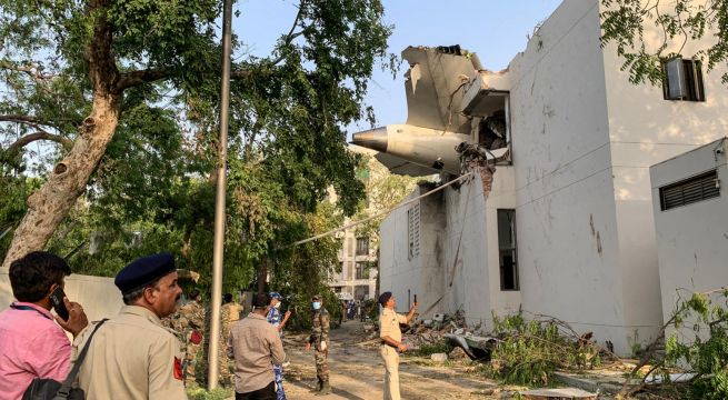 Al menos un superviviente en accidente aéreo en India, según autoridades