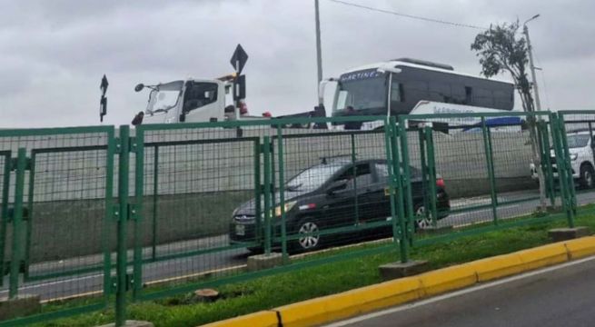 Bus turístico choca contra muro de acceso al nuevo aeropuerto Jorge Chávez y genera congestión vehicular