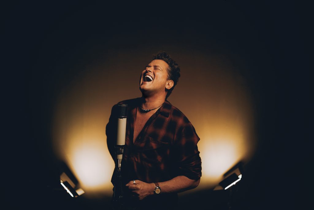 CARLOS VIVES Y GRUPO NICHE ESTRENAN LA VERSIÓN SALSA DE “LA TIERRA DEL OLVIDO”