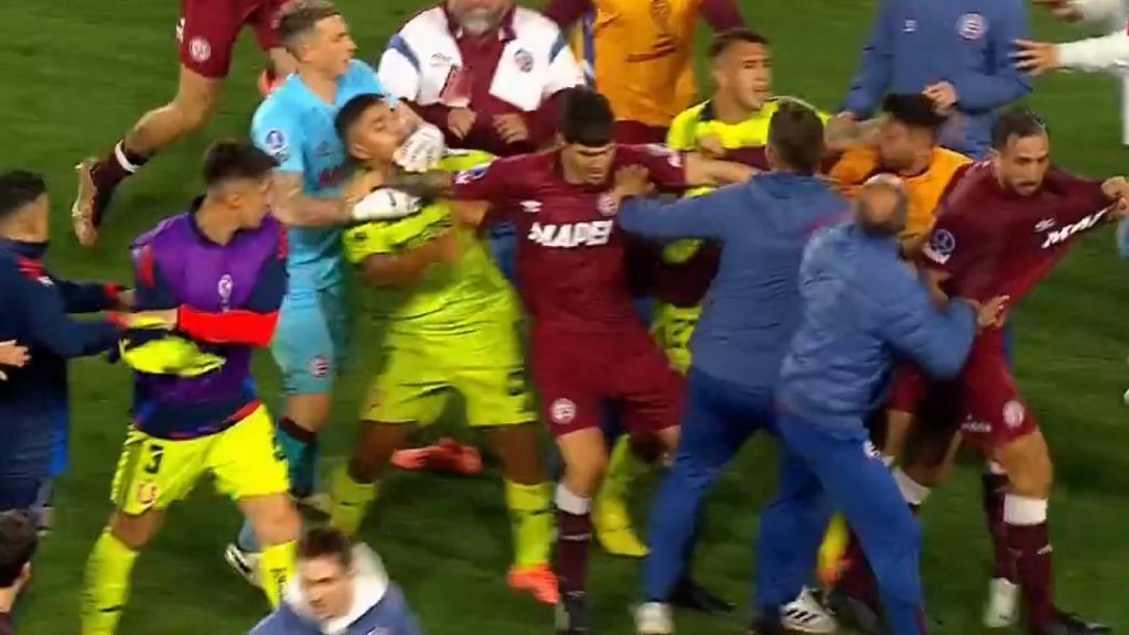 Final con bronca: Lanús elimina a U. de Chile en partido que terminó con tremenda pelea | VIDEO