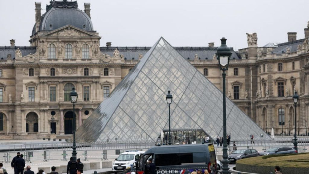 Museo Louvre reabre sus puertas tres días después de millonario robo de joyas