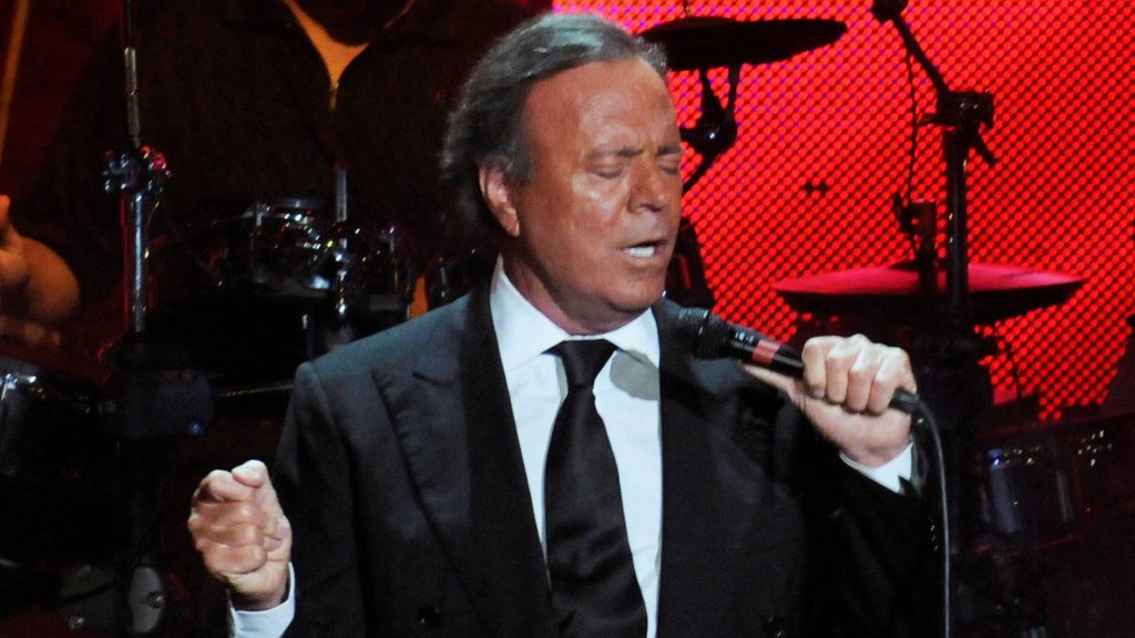 Fiscalía española investiga a Julio Iglesias por presunta agresión sexual y trata