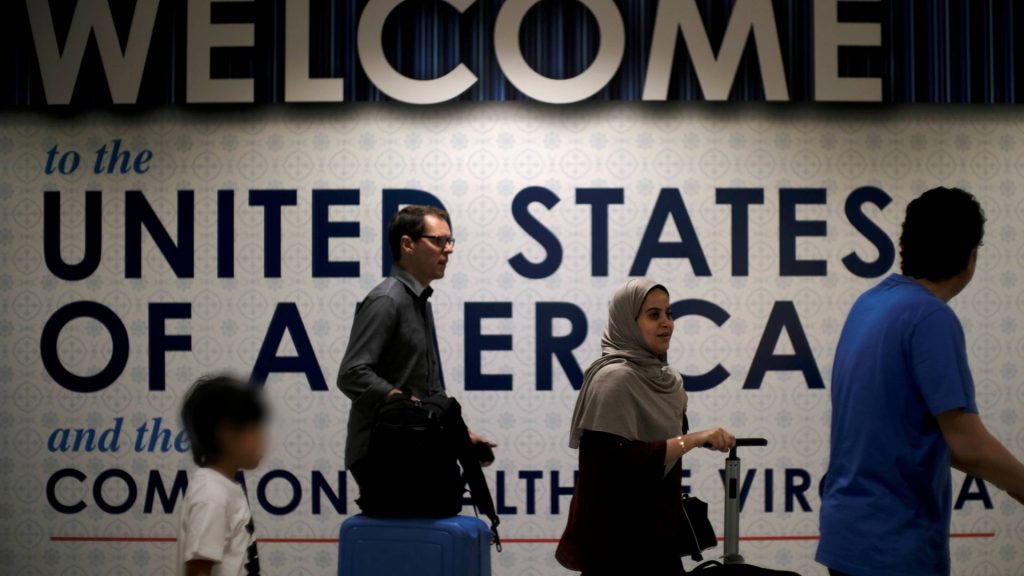 Gobierno de Trump ahora exige que quienes buscan la “green card” salgan de EE. UU.