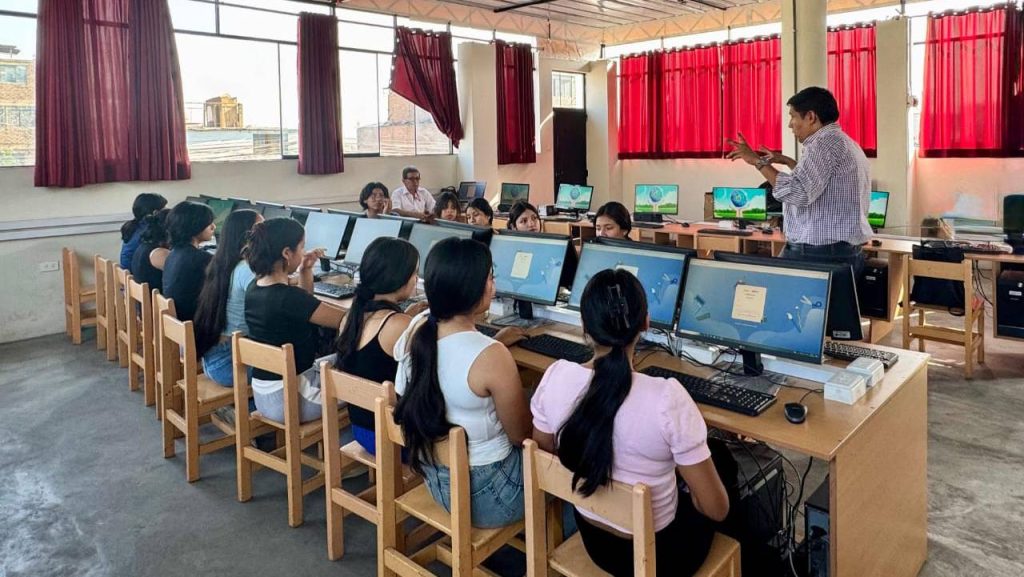 Más de 6,600 estudiantes de escuelas públicas en Lima serán acompañados por tutores de inteligencia artificial