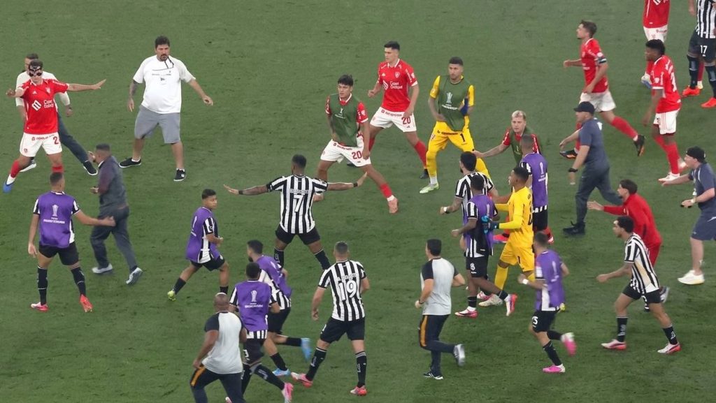 Tras clasificación de Cienciano sobre Botafogo, planteles protagonizaron pelea | VIDEO