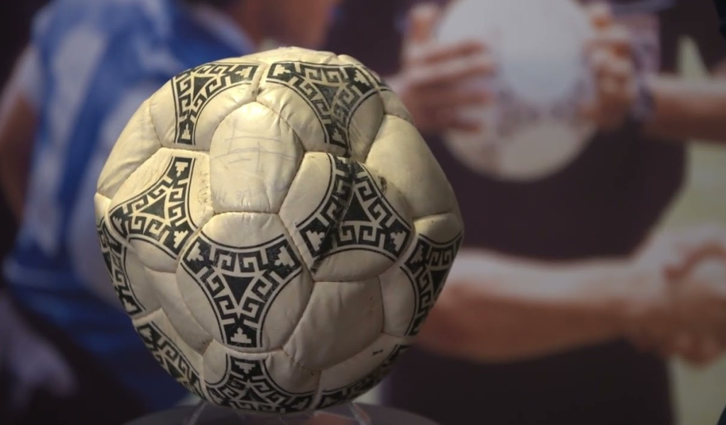 Subastaron el balón de ‘La mano de Dios’ de Maradona en 3.35 millones de dólares