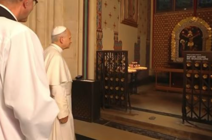 Papa León XIV saludó la imagen del Señor de los Milagros en la catedral de Notre-Dame